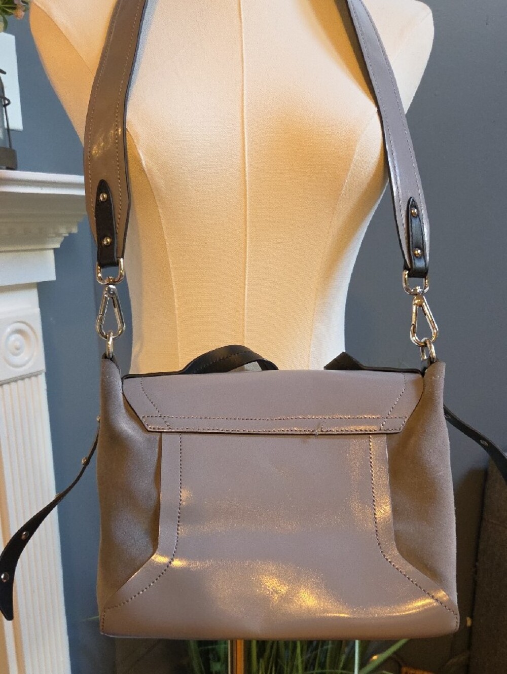 NICOLI Gray Leather Shoulder Bag with Black Strap - Picture 9 of 16